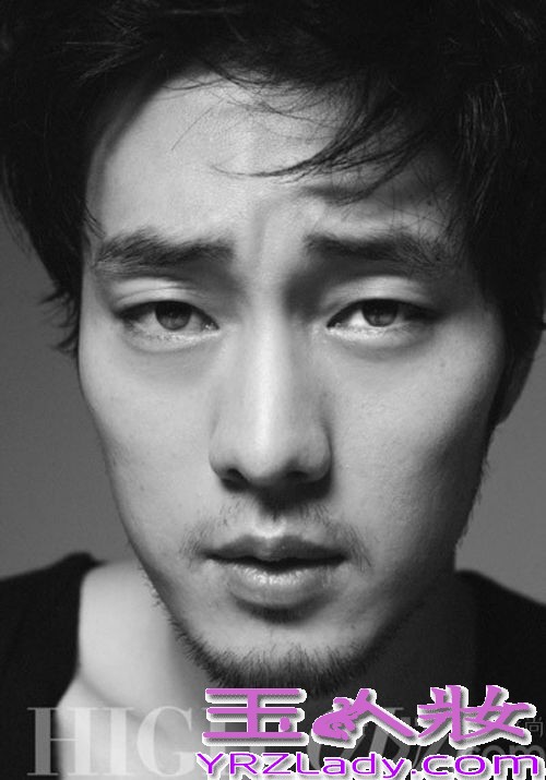 苏志燮，顶级韩流明星，是众多韩剧女粉丝心中的极品男神。忧郁眼神一直是他的独特标志，而不言不语就散发的冷峻魅力更是令人无法忽视他的存在。一起来看看这组完美呈现男性粗犷魅力的帅气写真图片吧！