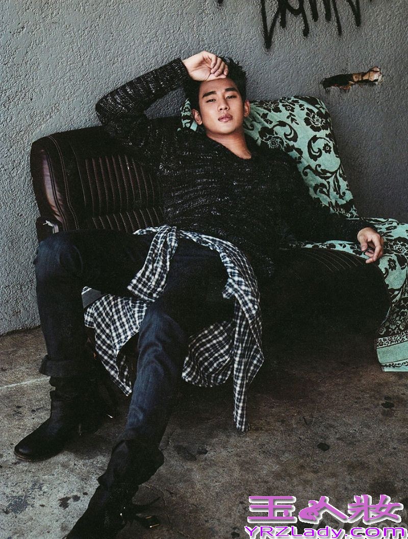 炙手可热的当红韩国男星金秀贤因为饰演《来自星星的你》中的叫兽而被广大粉丝们所喜爱。近日金秀贤分别在德国和韩国拍摄了两组时尚写真，作为Calvin Klein Jeans品牌宣传大使，展现出文艺男青年的帅气形象。