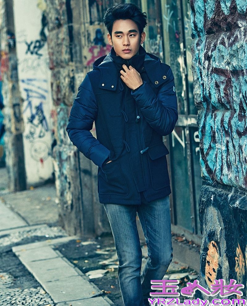 炙手可热的当红韩国男星金秀贤因为饰演《来自星星的你》中的叫兽而被广大粉丝们所喜爱。近日金秀贤分别在德国和韩国拍摄了两组时尚写真，作为Calvin Klein Jeans品牌宣传大使，展现出文艺男青年的帅气形象。