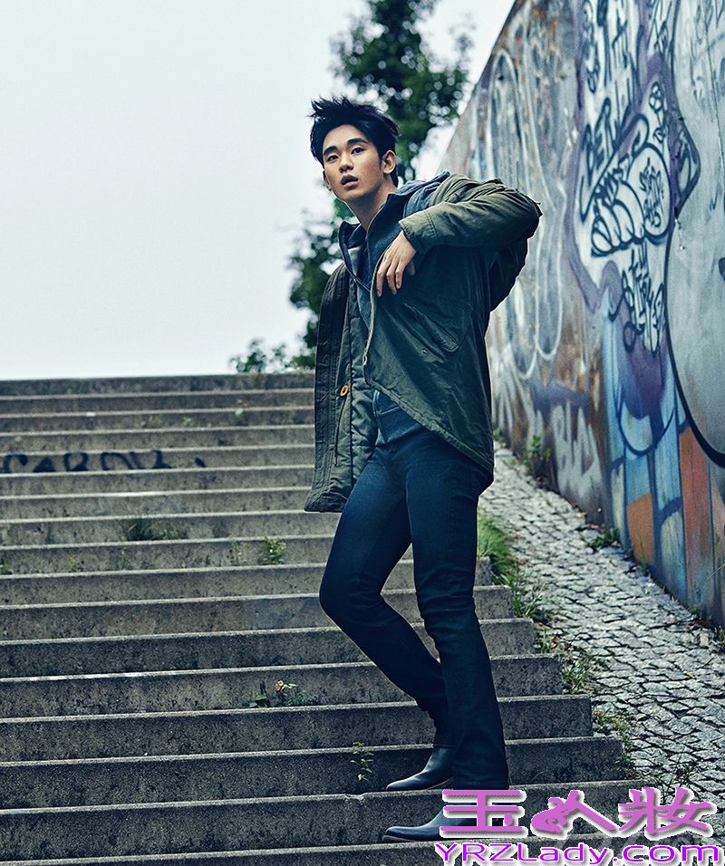 炙手可热的当红韩国男星金秀贤因为饰演《来自星星的你》中的叫兽而被广大粉丝们所喜爱。近日金秀贤分别在德国和韩国拍摄了两组时尚写真，作为Calvin Klein Jeans品牌宣传大使，展现出文艺男青年的帅气形象。