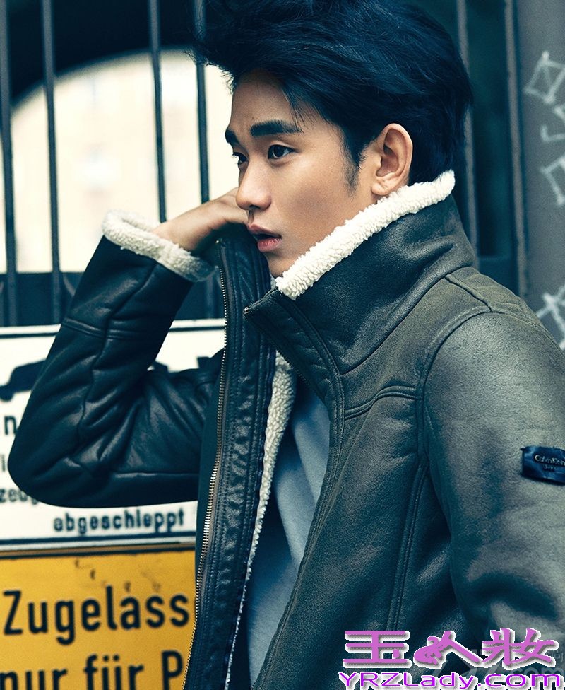 炙手可热的当红韩国男星金秀贤因为饰演《来自星星的你》中的叫兽而被广大粉丝们所喜爱。近日金秀贤分别在德国和韩国拍摄了两组时尚写真，作为Calvin Klein Jeans品牌宣传大使，展现出文艺男青年的帅气形象。