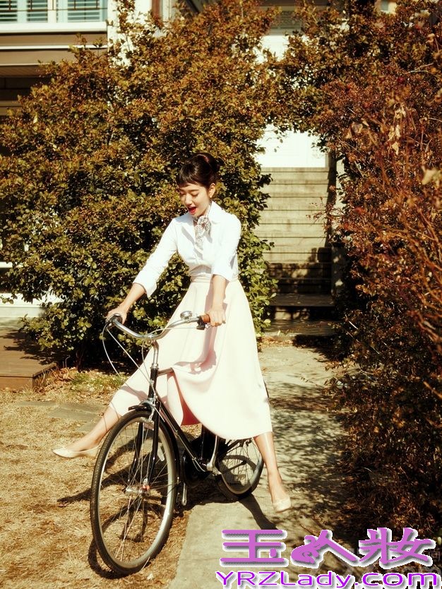 韩国女星朴信惠近日携手某时尚杂志拍摄了一组复古风格写真，向演员奥黛丽赫本致敬。朴信惠在写真中打造出成熟优雅的形象，完美化身好莱坞经典女星奥黛丽·赫本，尽展优雅美貌。