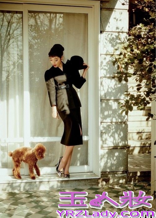 韩国女星朴信惠近日携手某时尚杂志拍摄了一组复古风格写真，向演员奥黛丽赫本致敬。朴信惠在写真中打造出成熟优雅的形象，完美化身好莱坞经典女星奥黛丽·赫本，尽展优雅美貌。