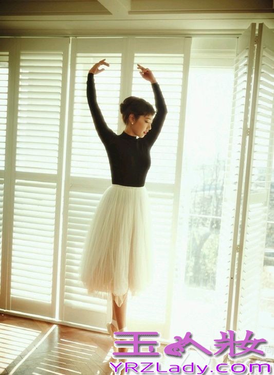 韩国女星朴信惠近日携手某时尚杂志拍摄了一组复古风格写真，向演员奥黛丽赫本致敬。朴信惠在写真中打造出成熟优雅的形象，完美化身好莱坞经典女星奥黛丽·赫本，尽展优雅美貌。