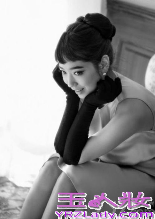 韩国女星朴信惠近日携手某时尚杂志拍摄了一组复古风格写真，向演员奥黛丽赫本致敬。朴信惠在写真中打造出成熟优雅的形象，完美化身好莱坞经典女星奥黛丽·赫本，尽展优雅美貌。