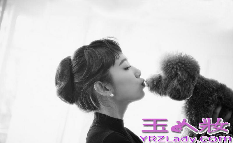 韩国女星朴信惠近日携手某时尚杂志拍摄了一组复古风格写真，向演员奥黛丽赫本致敬。朴信惠在写真中打造出成熟优雅的形象，完美化身好莱坞经典女星奥黛丽·赫本，尽展优雅美貌。