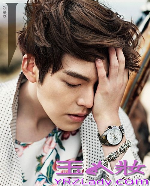 近日韩国长腿欧巴金宇彬在沙漠拍摄一组狂野写真，无论是服装造型还是个人身型都展露到完美。整组照片高清效果好，连金宇彬的每寸肌肤都看的真实无比。