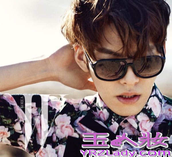 近日韩国长腿欧巴金宇彬在沙漠拍摄一组狂野写真，无论是服装造型还是个人身型都展露到完美。整组照片高清效果好，连金宇彬的每寸肌肤都看的真实无比。