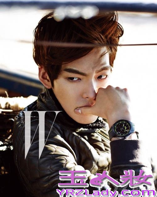 近日韩国长腿欧巴金宇彬在沙漠拍摄一组狂野写真，无论是服装造型还是个人身型都展露到完美。整组照片高清效果好，连金宇彬的每寸肌肤都看的真实无比。