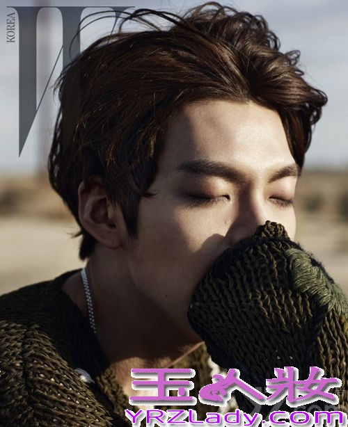 近日韩国长腿欧巴金宇彬在沙漠拍摄一组狂野写真，无论是服装造型还是个人身型都展露到完美。整组照片高清效果好，连金宇彬的每寸肌肤都看的真实无比。