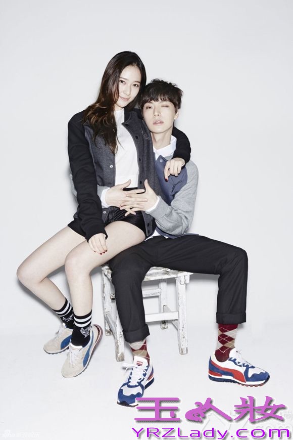 韩国女子组合f(x)成员Krystal与电视剧《来自星星的你》中饰演全智贤弟弟一角的演员安宰贤为某运动品牌拍摄了一组时尚情侣写真，二人身穿情侣装摆出亲密造型，塑造出年轻人健康充满活力的形象，举止俏皮潮范儿足！