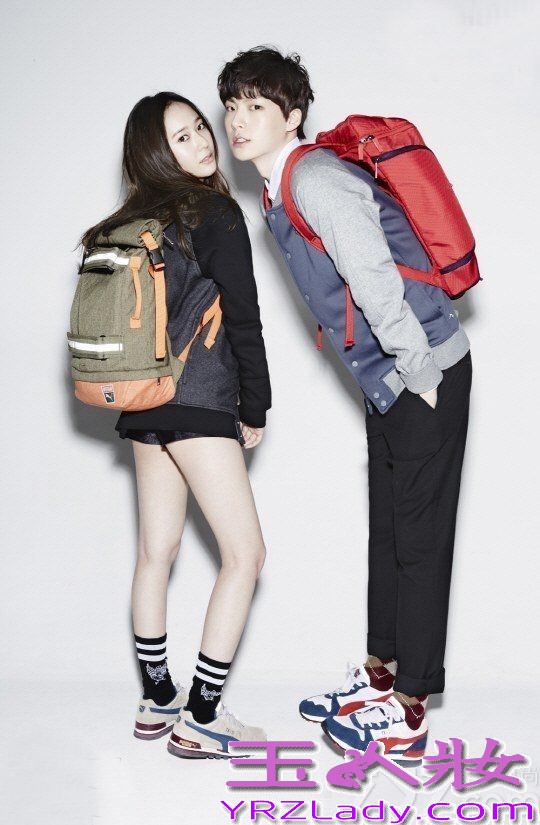 韩国女子组合f(x)成员Krystal与电视剧《来自星星的你》中饰演全智贤弟弟一角的演员安宰贤为某运动品牌拍摄了一组时尚情侣写真，二人身穿情侣装摆出亲密造型，塑造出年轻人健康充满活力的形象，举止俏皮潮范儿足！