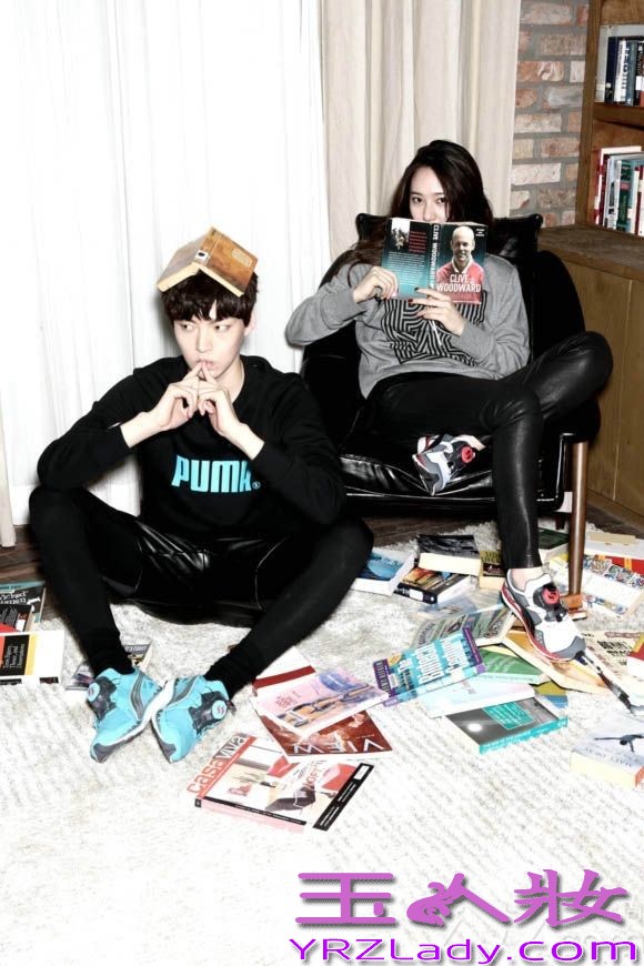 韩国女子组合f(x)成员Krystal与电视剧《来自星星的你》中饰演全智贤弟弟一角的演员安宰贤为某运动品牌拍摄了一组时尚情侣写真，二人身穿情侣装摆出亲密造型，塑造出年轻人健康充满活力的形象，举止俏皮潮范儿足！