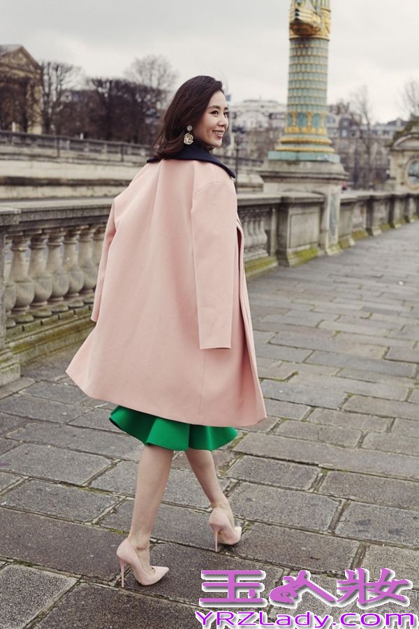 在巴黎时装周期间，刘诗诗携手新浪走入巴黎街头，被独特的法式风情感染其中。片中，刘诗诗漫步于巴黎的大街小巷，以一个东方人的视角在解读异域风情。