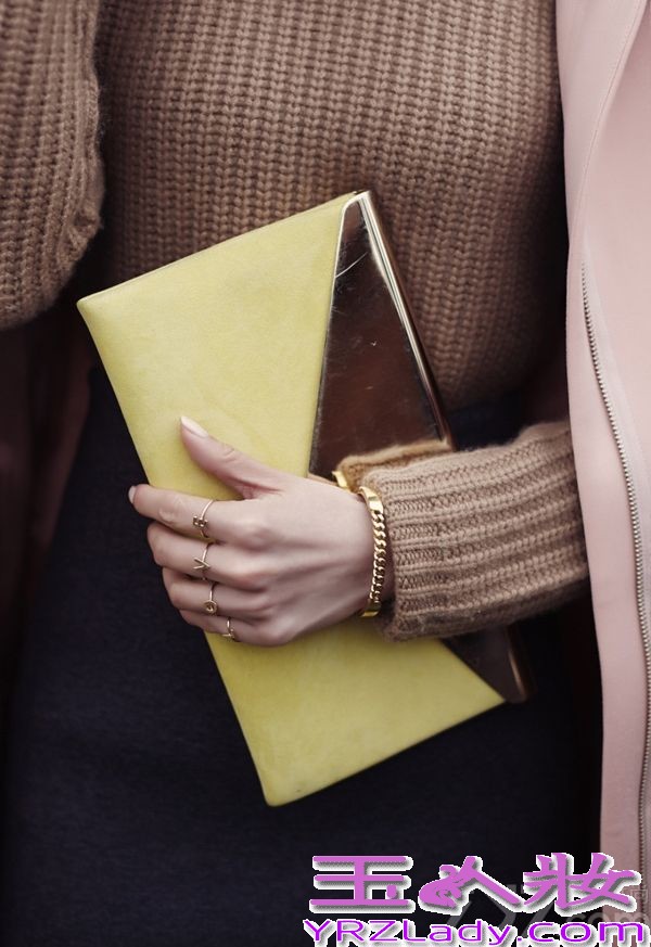 在巴黎时装周期间，刘诗诗携手新浪走入巴黎街头，被独特的法式风情感染其中。片中，刘诗诗漫步于巴黎的大街小巷，以一个东方人的视角在解读异域风情。