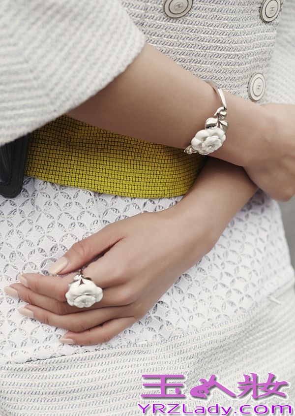 在巴黎时装周期间，刘诗诗携手新浪走入巴黎街头，被独特的法式风情感染其中。片中，刘诗诗漫步于巴黎的大街小巷，以一个东方人的视角在解读异域风情。