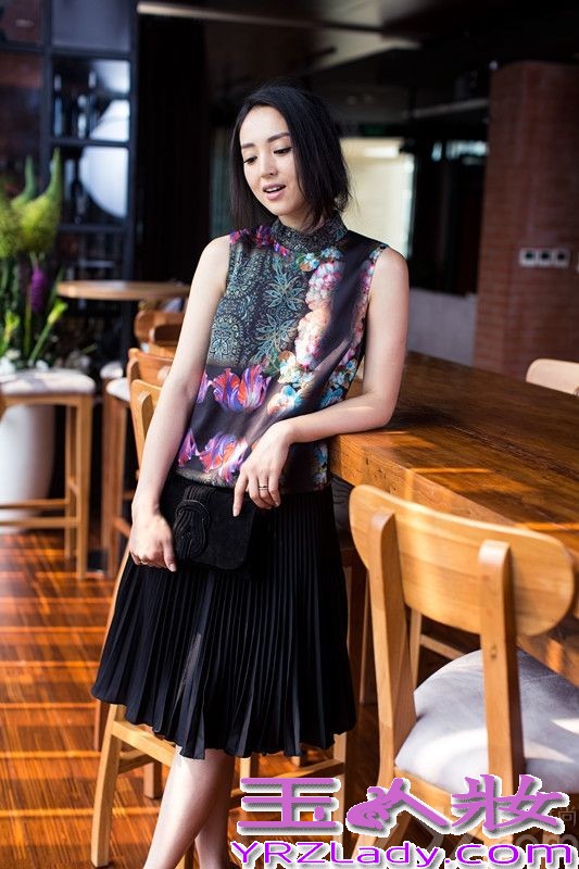 近日，女星董璇曝光了一组为《人物》杂志拍摄的时尚写真大片。大片中，董璇身着黑色修身连衣裙，配以披肩卷发精致妆容，眉眼间风情万种，灵动迷人，或大气妩媚或俏皮知性，董璇完美演绎了美丽女人的优雅姿态，令人动容。除了在时尚界深受各大时尚杂志的青睐之外，董璇今年的影视作品更是一大亮点。据悉，由其饰演女主角的两部大戏《英雄儿女战上海》以及《慢慢地陪着你走》都将在今年陆续上映，值得期待。