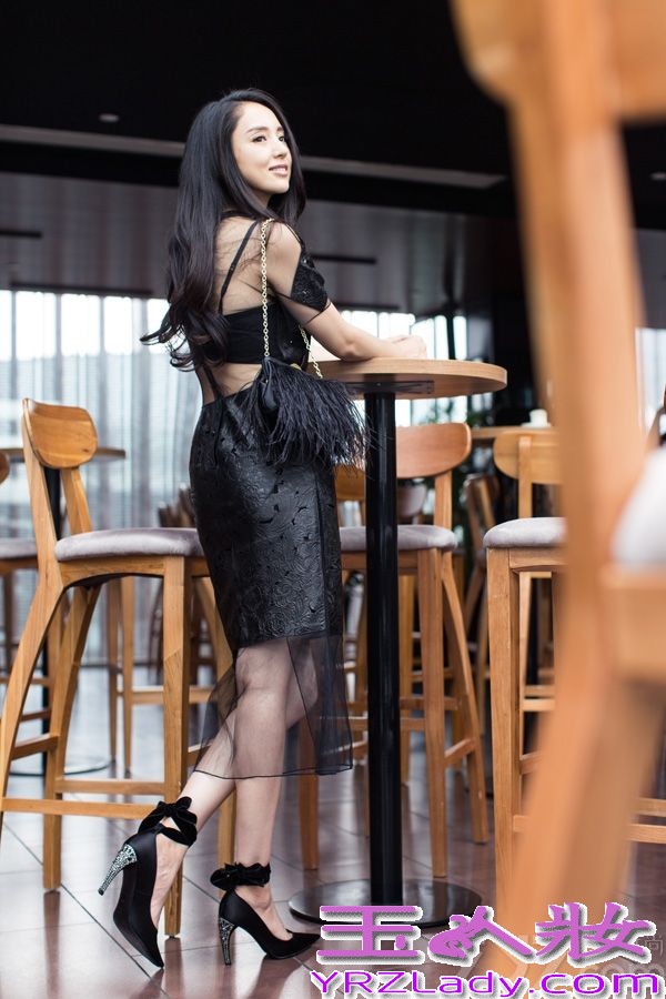 近日，女星董璇曝光了一组为《人物》杂志拍摄的时尚写真大片。大片中，董璇身着黑色修身连衣裙，配以披肩卷发精致妆容，眉眼间风情万种，灵动迷人，或大气妩媚或俏皮知性，董璇完美演绎了美丽女人的优雅姿态，令人动容。除了在时尚界深受各大时尚杂志的青睐之外，董璇今年的影视作品更是一大亮点。据悉，由其饰演女主角的两部大戏《英雄儿女战上海》以及《慢慢地陪着你走》都将在今年陆续上映，值得期待。