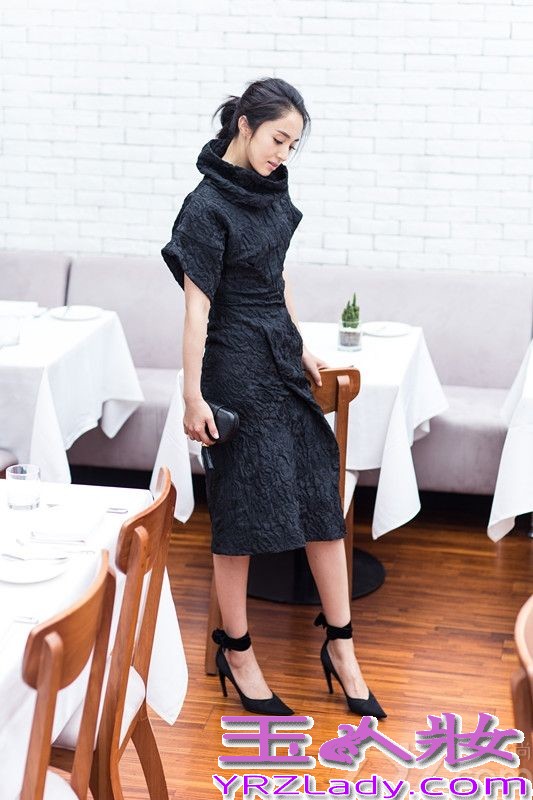 近日，女星董璇曝光了一组为《人物》杂志拍摄的时尚写真大片。大片中，董璇身着黑色修身连衣裙，配以披肩卷发精致妆容，眉眼间风情万种，灵动迷人，或大气妩媚或俏皮知性，董璇完美演绎了美丽女人的优雅姿态，令人动容。除了在时尚界深受各大时尚杂志的青睐之外，董璇今年的影视作品更是一大亮点。据悉，由其饰演女主角的两部大戏《英雄儿女战上海》以及《慢慢地陪着你走》都将在今年陆续上映，值得期待。