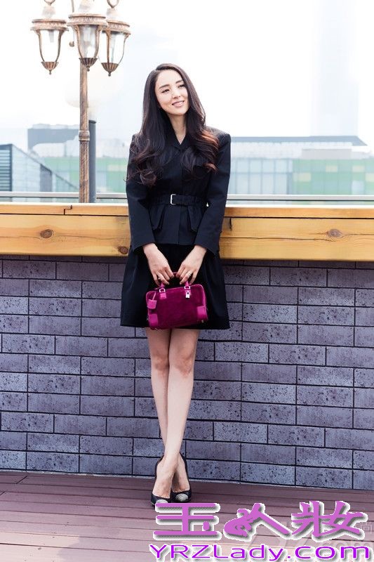 近日，女星董璇曝光了一组为《人物》杂志拍摄的时尚写真大片。大片中，董璇身着黑色修身连衣裙，配以披肩卷发精致妆容，眉眼间风情万种，灵动迷人，或大气妩媚或俏皮知性，董璇完美演绎了美丽女人的优雅姿态，令人动容。除了在时尚界深受各大时尚杂志的青睐之外，董璇今年的影视作品更是一大亮点。据悉，由其饰演女主角的两部大戏《英雄儿女战上海》以及《慢慢地陪着你走》都将在今年陆续上映，值得期待。