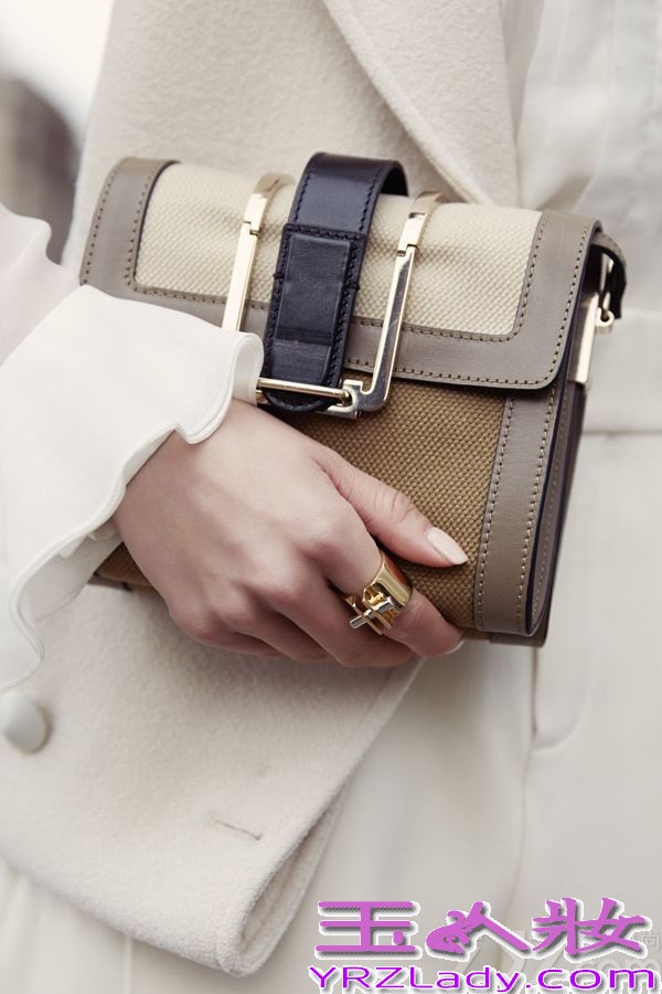 在巴黎时装周期间，刘诗诗携手新浪走入巴黎街头，被独特的法式风情感染其中。片中，刘诗诗漫步于巴黎的大街小巷，以一个东方人的视角在解读异域风情。