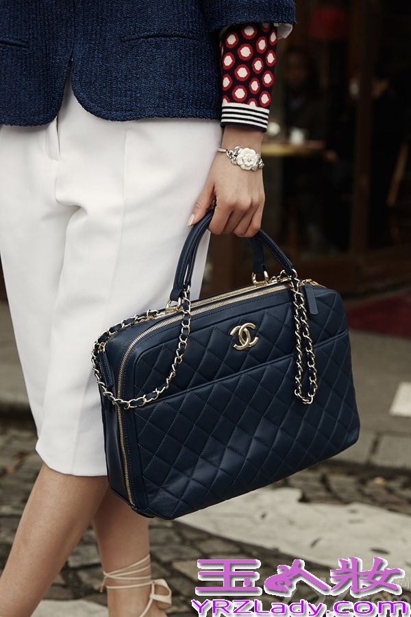 在巴黎时装周期间，刘诗诗携手新浪走入巴黎街头，被独特的法式风情感染其中。片中，刘诗诗漫步于巴黎的大街小巷，以一个东方人的视角在解读异域风情。