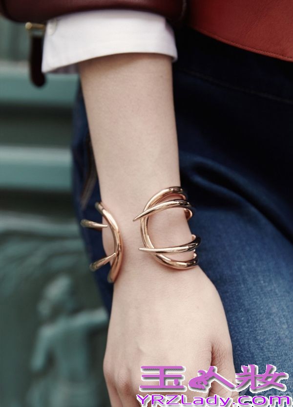 在巴黎时装周期间，刘诗诗携手新浪走入巴黎街头，被独特的法式风情感染其中。片中，刘诗诗漫步于巴黎的大街小巷，以一个东方人的视角在解读异域风情。