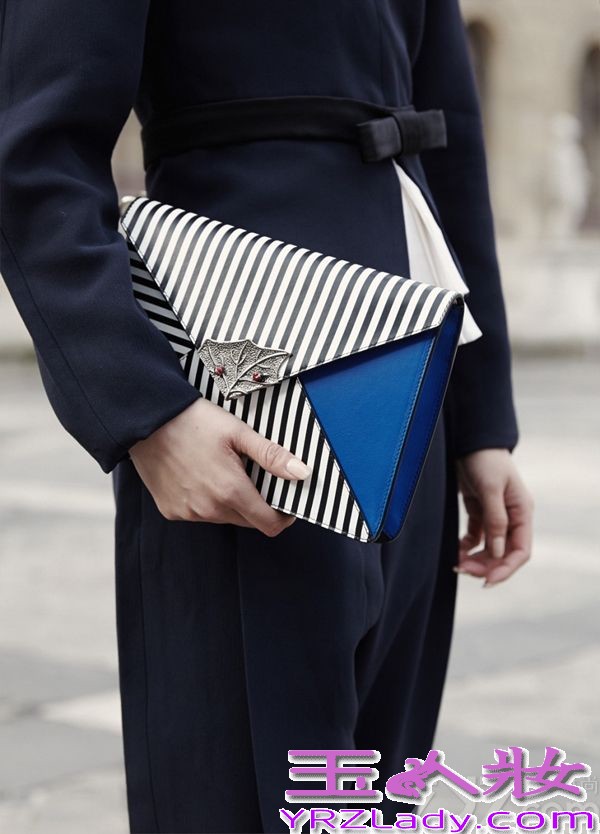 在巴黎时装周期间，刘诗诗携手新浪走入巴黎街头，被独特的法式风情感染其中。片中，刘诗诗漫步于巴黎的大街小巷，以一个东方人的视角在解读异域风情。