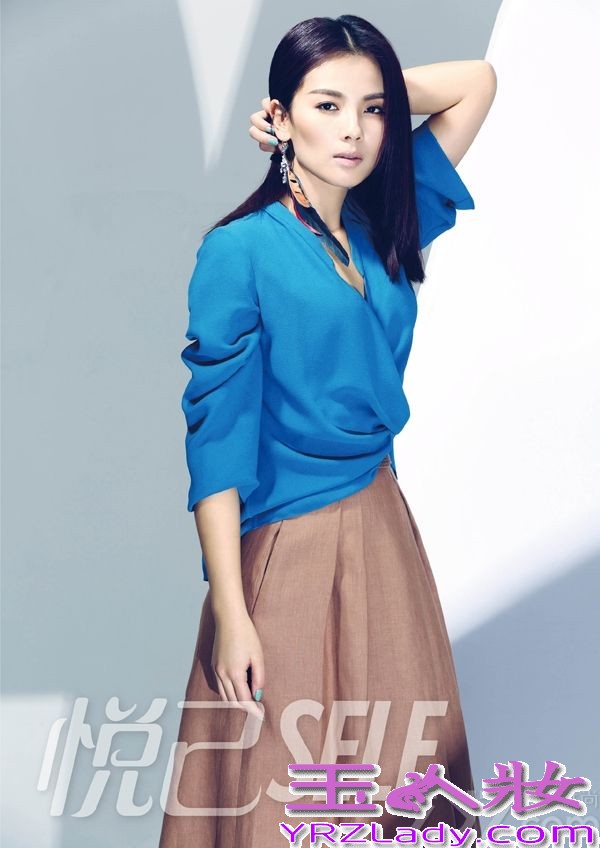 近日，刘涛曝光了一组杂志大片，俏皮造型尝试全新风格。潮鞋搭配袜套俏皮可爱又不失率真。这组大片中，刘涛演绎了多套不同风格的装扮，干净利落的时尚工装，妩媚性感、优雅帅气，展现优美线条，淡雅色系大衣彰显完美女性魅力。