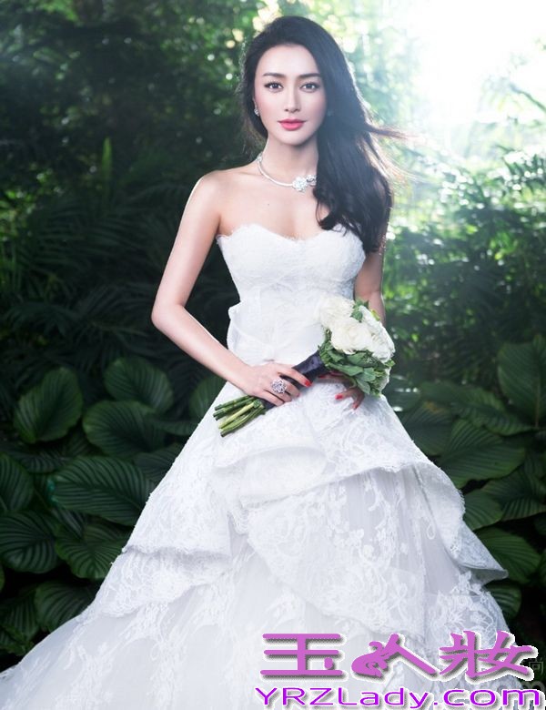 近日，内地女明星秦岚为《时尚新娘》杂志拍摄一组全新的写真，只见秦岚身披白色婚纱大秀玲珑曲线。全身上下多处佩戴名贵珠宝，在绿野仙踪里彷如人间仙子，如幻如梦。