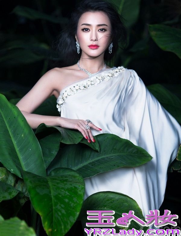 近日，内地女明星秦岚为《时尚新娘》杂志拍摄一组全新的写真，只见秦岚身披白色婚纱大秀玲珑曲线。全身上下多处佩戴名贵珠宝，在绿野仙踪里彷如人间仙子，如幻如梦。