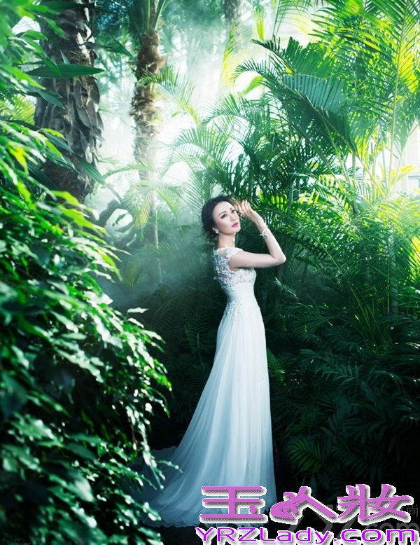 近日，内地女明星秦岚为《时尚新娘》杂志拍摄一组全新的写真，只见秦岚身披白色婚纱大秀玲珑曲线。全身上下多处佩戴名贵珠宝，在绿野仙踪里彷如人间仙子，如幻如梦。