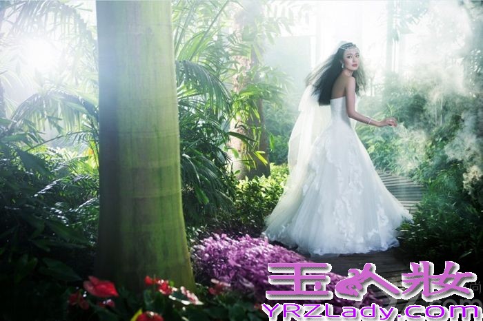 近日，内地女明星秦岚为《时尚新娘》杂志拍摄一组全新的写真，只见秦岚身披白色婚纱大秀玲珑曲线。全身上下多处佩戴名贵珠宝，在绿野仙踪里彷如人间仙子，如幻如梦。