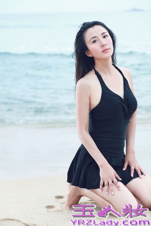 近日，一直以温婉形象示人的杨童舒一组罕见泳装照遭曝光。照片中，杨童舒身着修身短裙，裸妆搭配随性湿发，性感曲线尽显。