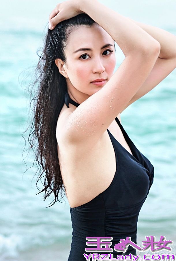 近日，一直以温婉形象示人的杨童舒一组罕见泳装照遭曝光。照片中，杨童舒身着修身短裙，裸妆搭配随性湿发，性感曲线尽显。