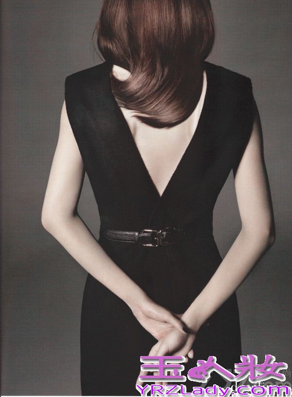 少女时代允儿是组合里的老幺，一直以清纯的形象示人，这次允儿转换魅力，变身性感熟女，一展韩国美女Feel，一起来看看吧！