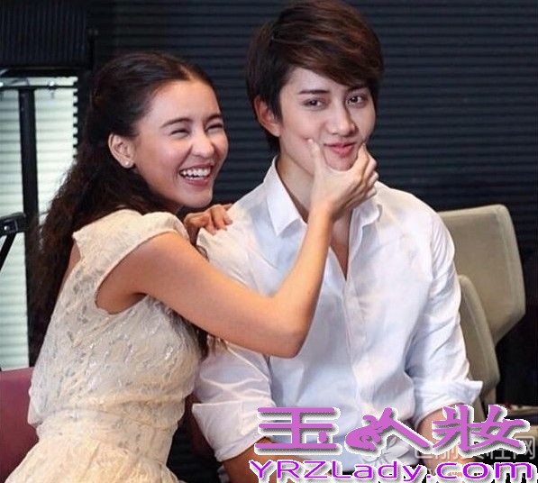 泰版的《浪漫满屋》在微博上刮起了一股小清新风，收视率也居高不下，与宋慧乔Rain主演的《浪漫满屋》不相上下，都得到了许多粉丝的喜爱。在剧里亲密无间的李海娜Mike，在私底下也非常亲密哦！喜欢他们的朋友可以来看看哦！