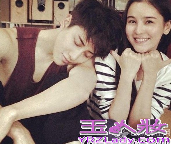 泰版的《浪漫满屋》在微博上刮起了一股小清新风，收视率也居高不下，与宋慧乔Rain主演的《浪漫满屋》不相上下，都得到了许多粉丝的喜爱。在剧里亲密无间的李海娜Mike，在私底下也非常亲密哦！喜欢他们的朋友可以来看看哦！