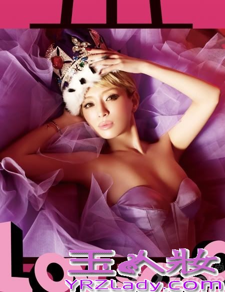 日本歌坛天后滨崎步身穿性感爆乳装展示丰满上围，她修长的身材、完美的曲线令人神魂颠倒、血脉喷张。让我们一起来看这组魅力诱惑难挡的火辣写真图片吧。