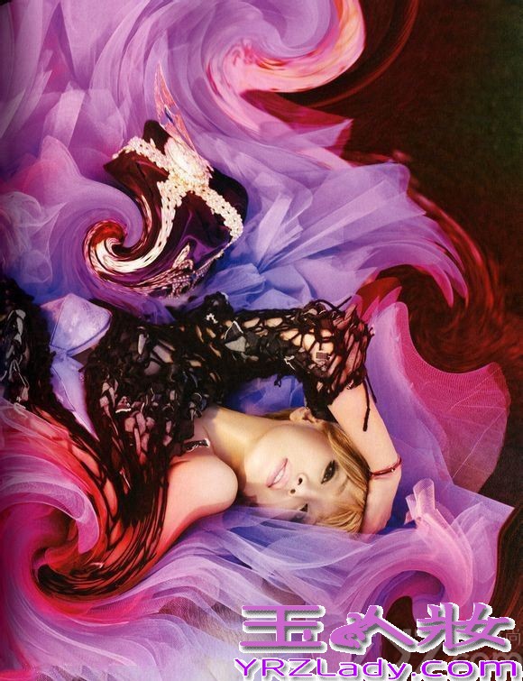 日本歌坛天后滨崎步身穿性感爆乳装展示丰满上围，她修长的身材、完美的曲线令人神魂颠倒、血脉喷张。让我们一起来看这组魅力诱惑难挡的火辣写真图片吧。