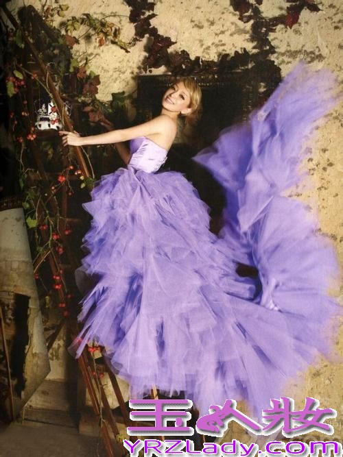 日本歌坛天后滨崎步身穿性感爆乳装展示丰满上围，她修长的身材、完美的曲线令人神魂颠倒、血脉喷张。让我们一起来看这组魅力诱惑难挡的火辣写真图片吧。