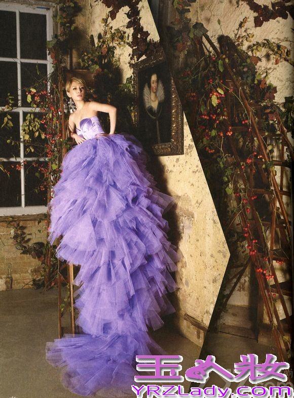 日本歌坛天后滨崎步身穿性感爆乳装展示丰满上围，她修长的身材、完美的曲线令人神魂颠倒、血脉喷张。让我们一起来看这组魅力诱惑难挡的火辣写真图片吧。