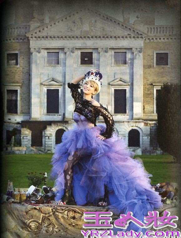 日本歌坛天后滨崎步身穿性感爆乳装展示丰满上围，她修长的身材、完美的曲线令人神魂颠倒、血脉喷张。让我们一起来看这组魅力诱惑难挡的火辣写真图片吧。