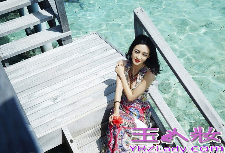 近日，被称为素颜女神的王丽坤来到一座海岸边，时而性感时而唯美，用自己的魅力去征服阳光海岸的一切生物。不得不说美女配阳光，简直是仙境般充满活力。