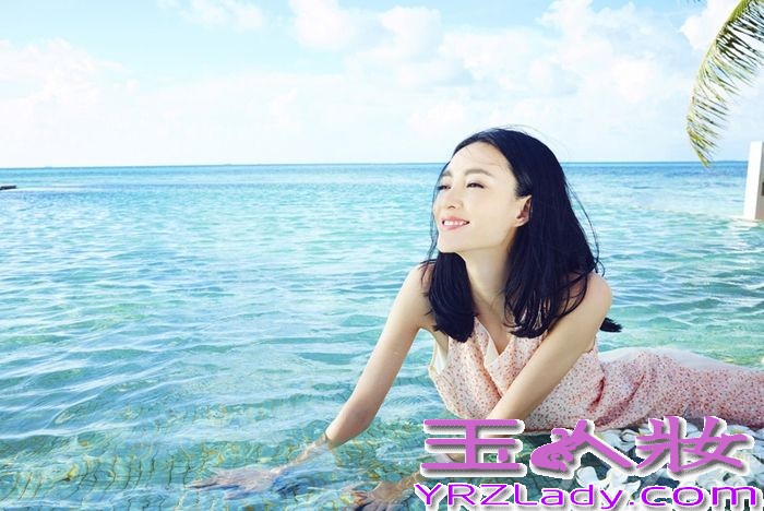 近日，被称为素颜女神的王丽坤来到一座海岸边，时而性感时而唯美，用自己的魅力去征服阳光海岸的一切生物。不得不说美女配阳光，简直是仙境般充满活力。