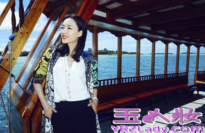 近日，被称为素颜女神的王丽坤来到一座海岸边，时而性感时而唯美，用自己的魅力去征服阳光海岸的一切生物。不得不说美女配阳光，简直是仙境般充满活力。