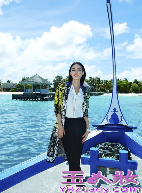 近日，被称为素颜女神的王丽坤来到一座海岸边，时而性感时而唯美，用自己的魅力去征服阳光海岸的一切生物。不得不说美女配阳光，简直是仙境般充满活力。