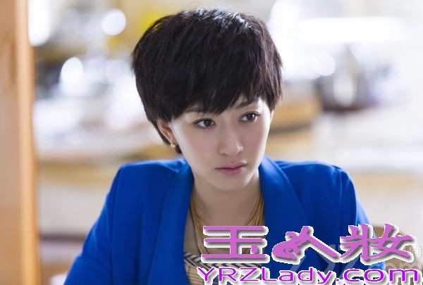 电视剧《大丈夫》于昨晚开播，李小冉饰演女主角顾晓珺火爆出场。近日，该剧曝光李小冉剧照，片中李小冉时而妩媚妖娆，时而冷艳傲娇，时而可爱俏皮，尽展百变不同面。