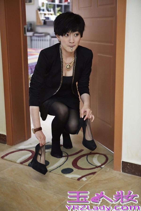 电视剧《大丈夫》于昨晚开播，李小冉饰演女主角顾晓珺火爆出场。近日，该剧曝光李小冉剧照，片中李小冉时而妩媚妖娆，时而冷艳傲娇，时而可爱俏皮，尽展百变不同面。