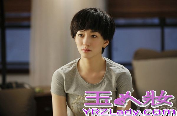 电视剧《大丈夫》于昨晚开播，李小冉饰演女主角顾晓珺火爆出场。近日，该剧曝光李小冉剧照，片中李小冉时而妩媚妖娆，时而冷艳傲娇，时而可爱俏皮，尽展百变不同面。